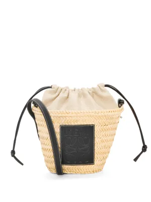 Drawstring bucket bag in palm leaf