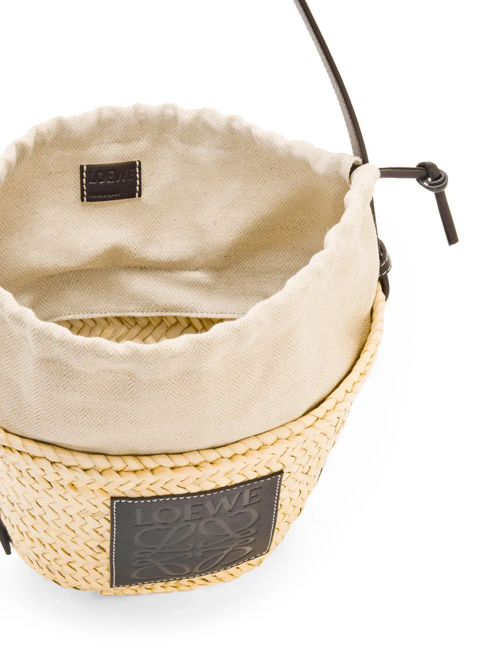 Drawstring bucket bag in palm leaf